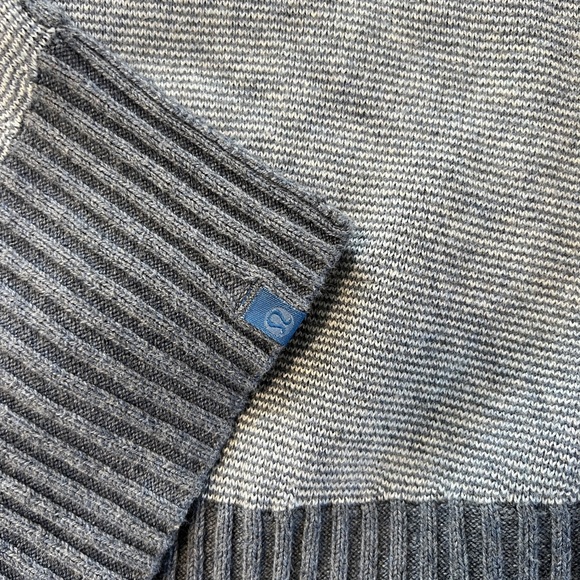 Lululemon 100% merino wool blue reversible sweater, size 2 - Picture 4 of 4